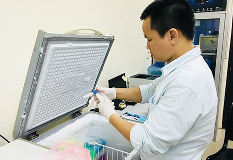 vi tien si co the ngui mui ran dang o gan minh