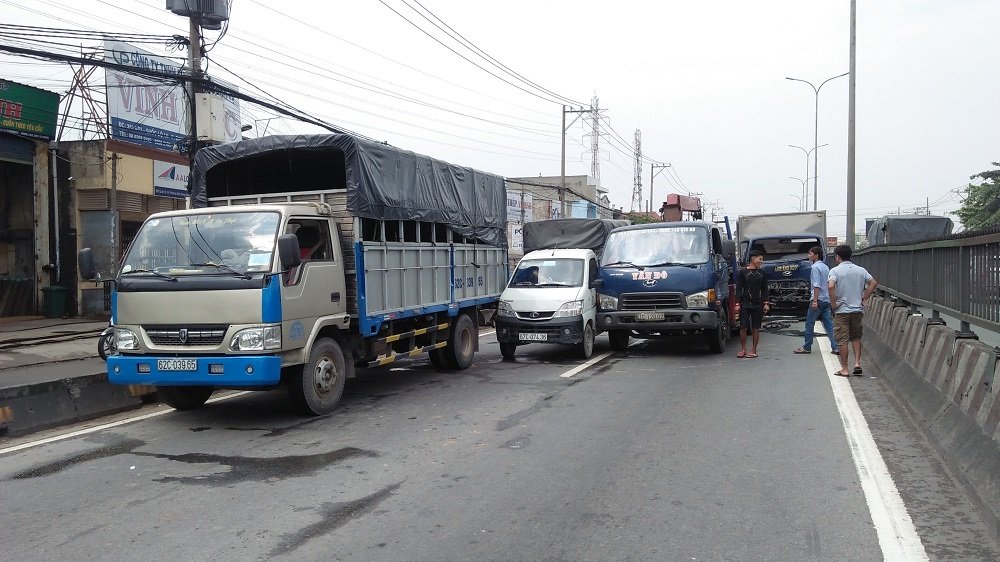 4 o to tong lien hoan quoc lo 1 te liet hon hai gio