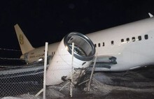 Máy bay Boeing lao quá đường băng, đâm thủng hàng rào