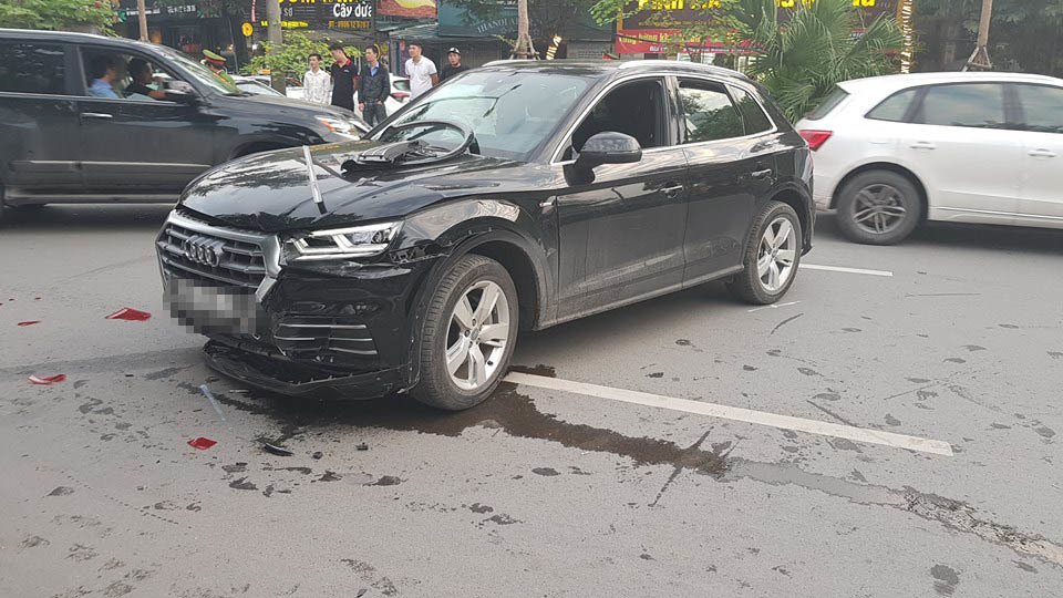 he lo danh tinh tai xe lui audi huc meo mercedes giua ha noi