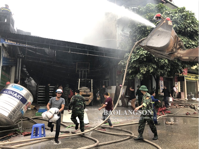 lang son chay lon tai mot cua hang kinh doanh vat lieu xay dung