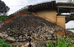 Chân cầu Hàm Rồng sạt lở nghiêm trọng khiến đường sắt gặp nguy