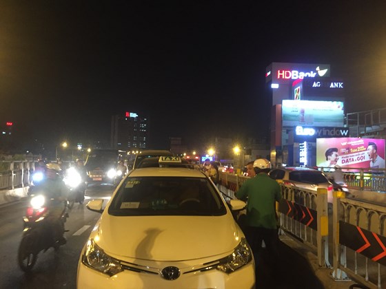 5 xe ô tô va chạm liên hoàn trên cầu vượt Hàng Xanh 5 xe o to va cham lien hoan tren cau vuot hang xanh