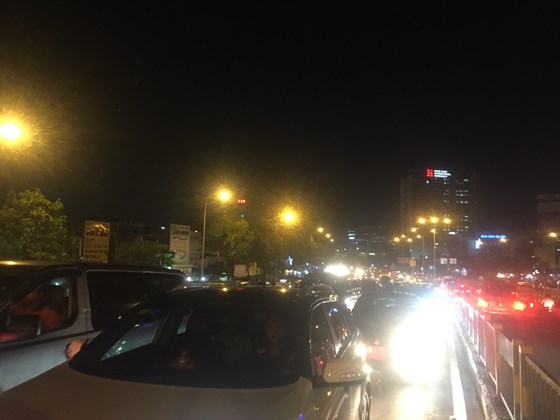 5 xe o to va cham lien hoan tren cau vuot hang xanh