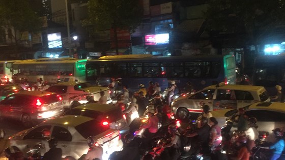 5 xe o to va cham lien hoan tren cau vuot hang xanh