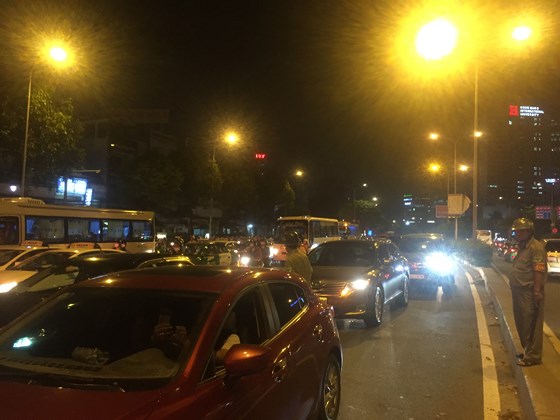 5 xe o to va cham lien hoan tren cau vuot hang xanh