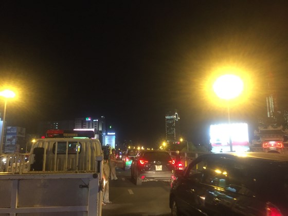 5 xe o to va cham lien hoan tren cau vuot hang xanh