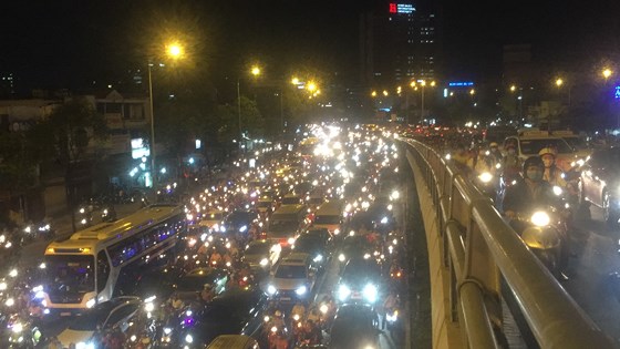 5 xe o to va cham lien hoan tren cau vuot hang xanh