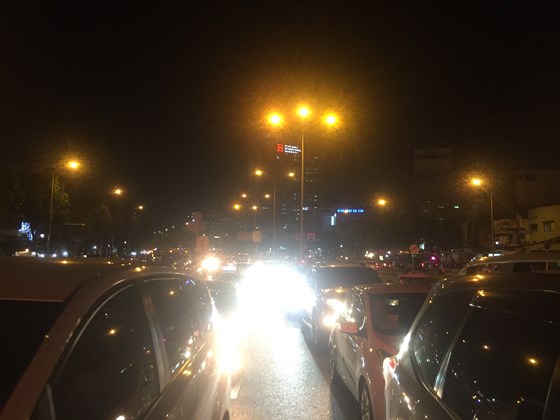5 xe o to va cham lien hoan tren cau vuot hang xanh