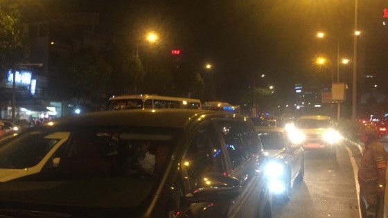 5 xe o to va cham lien hoan tren cau vuot hang xanh