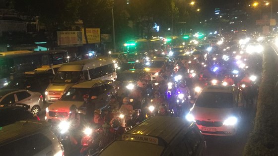 5 xe o to va cham lien hoan tren cau vuot hang xanh