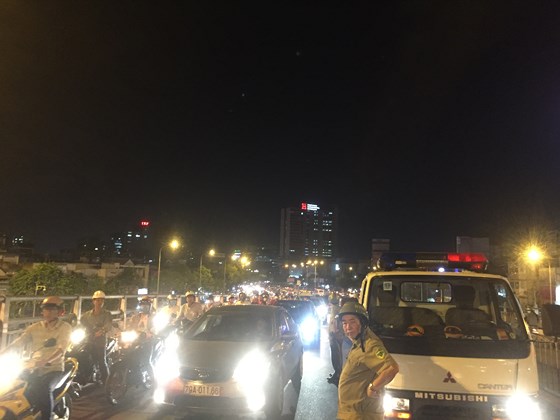 5 xe o to va cham lien hoan tren cau vuot hang xanh
