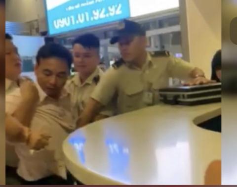 khach dinh cam va li danh nhan vien hang khong tan son nhat