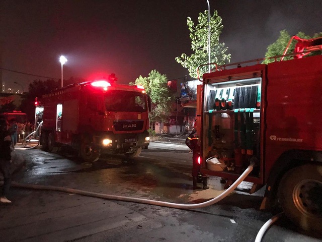Cháy dữ dội gara ô tô gần trường THCS Nam Trung Yên: 5 xe ôtô bị hư hỏng nặng chay du doi gara o to gan truong thcs nam trung yen 5 xe oto bi hu hong nang
