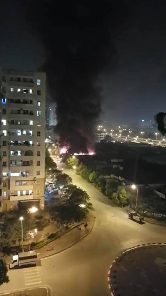 Cháy dữ dội gara ô tô gần trường THCS Nam Trung Yên: 5 xe ôtô bị hư hỏng nặng chay du doi gara o to gan truong thcs nam trung yen 5 xe oto bi hu hong nang