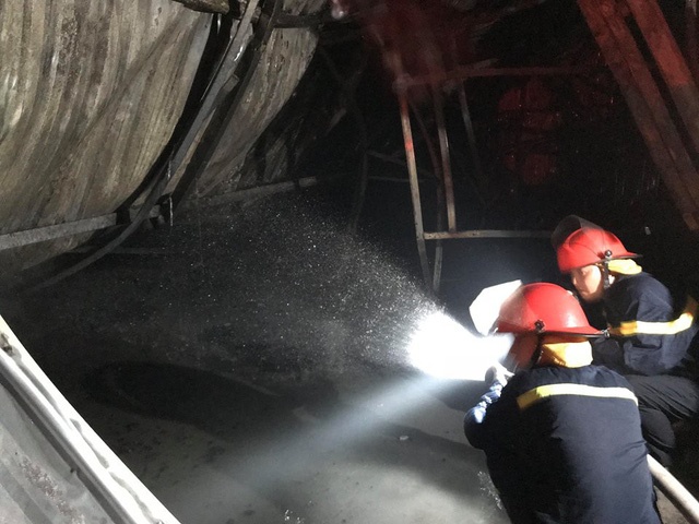 Cháy dữ dội gara ô tô gần trường THCS Nam Trung Yên: 5 xe ôtô bị hư hỏng nặng chay du doi gara o to gan truong thcs nam trung yen 5 xe oto bi hu hong nang