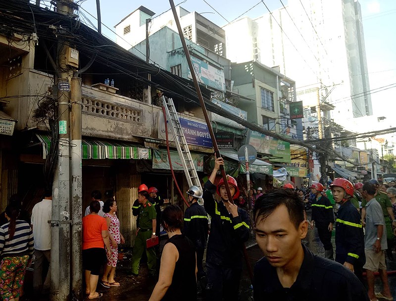quan 4 chay nha o duong ton dan lua lan sang tiem thuoc tay