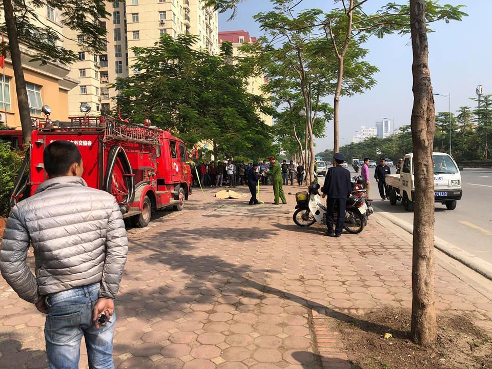 ha noi xe cuu hoa va cham xe may nguoi dan ong chet tham