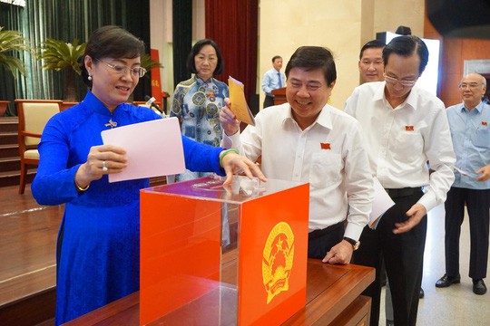 infographic ket qua phieu tin nhiem 30 lanh dao chu chot tp hcm