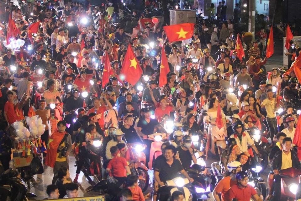 phu do khap pho phuong ha noi voi khau hieu quen thuoc viet nam chien thang