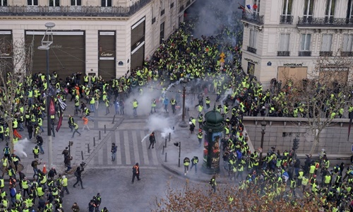 Cận cảnh đụng độ giữa Cảnh sát Pháp với người biểu tình ở Paris can canh dung do giua canh sat phap voi nguoi bieu tinh o paris