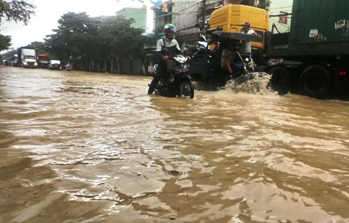 hang nghin nha dan o binh dinh ngap trong lu