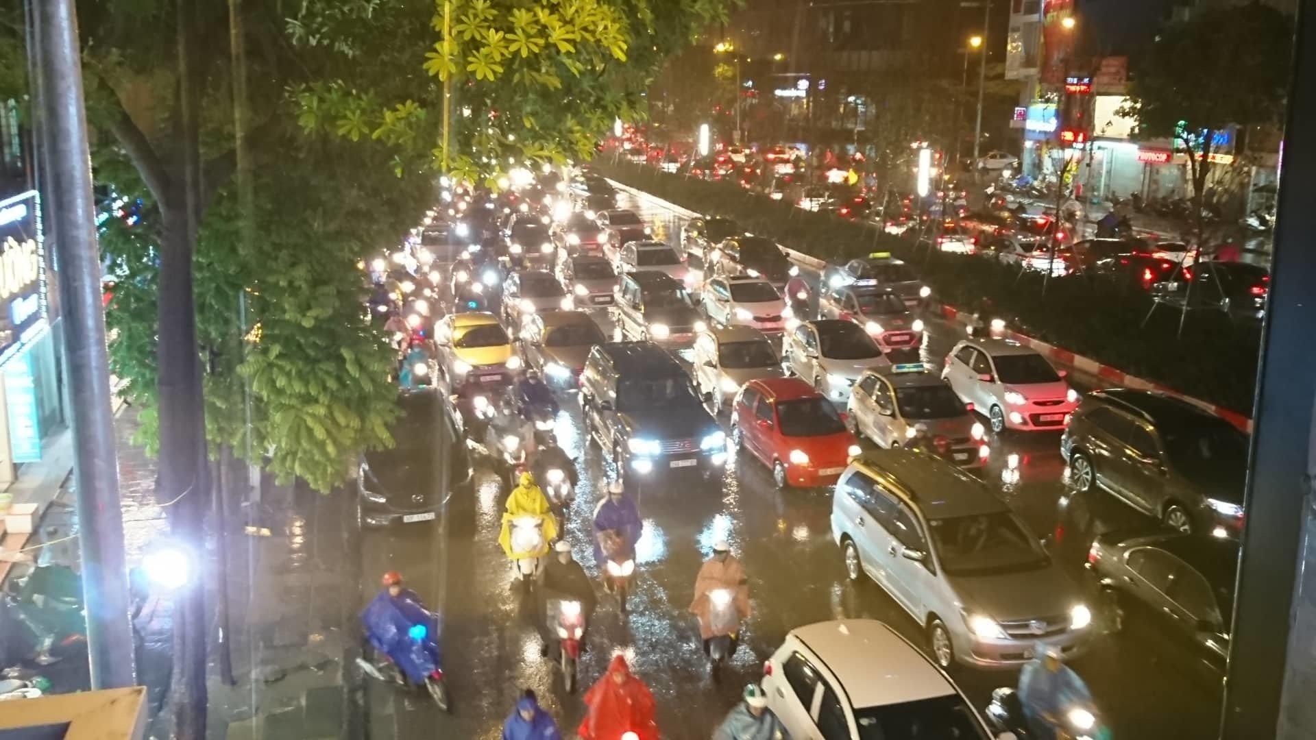 tac khap loi nguoi ha noi nhich tung met trong mua ret tai te