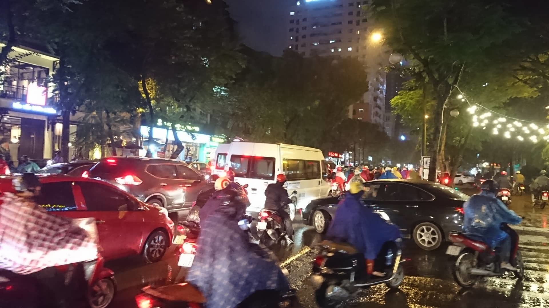 tac khap loi nguoi ha noi nhich tung met trong mua ret tai te