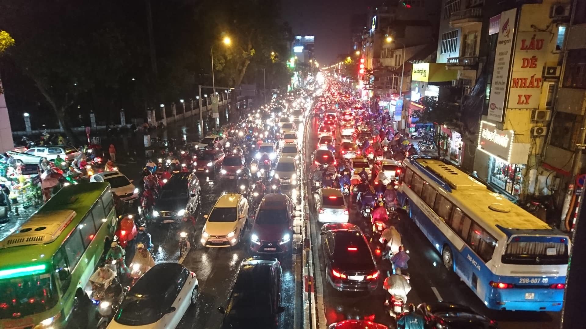 tac khap loi nguoi ha noi nhich tung met trong mua ret tai te