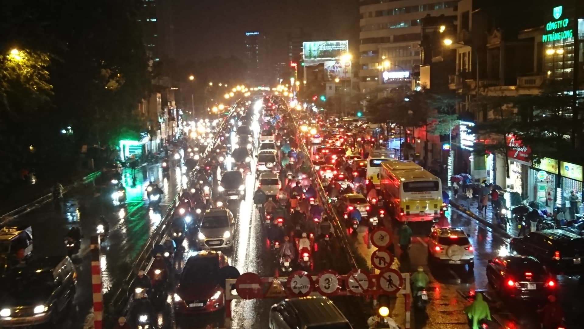 tac khap loi nguoi ha noi nhich tung met trong mua ret tai te
