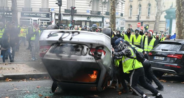 Biểu tình 'Áo khoác vàng' phá và đốt nhiều xe sang tại Paris bieu tinh ao khoac vang pha va dot nhieu xe sang tai paris