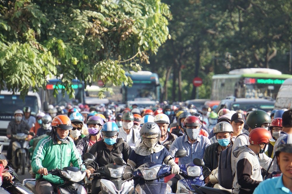 Nghìn người nghin nguoi chon chan do ket xe suot 3 gio o cua ngo sai gon