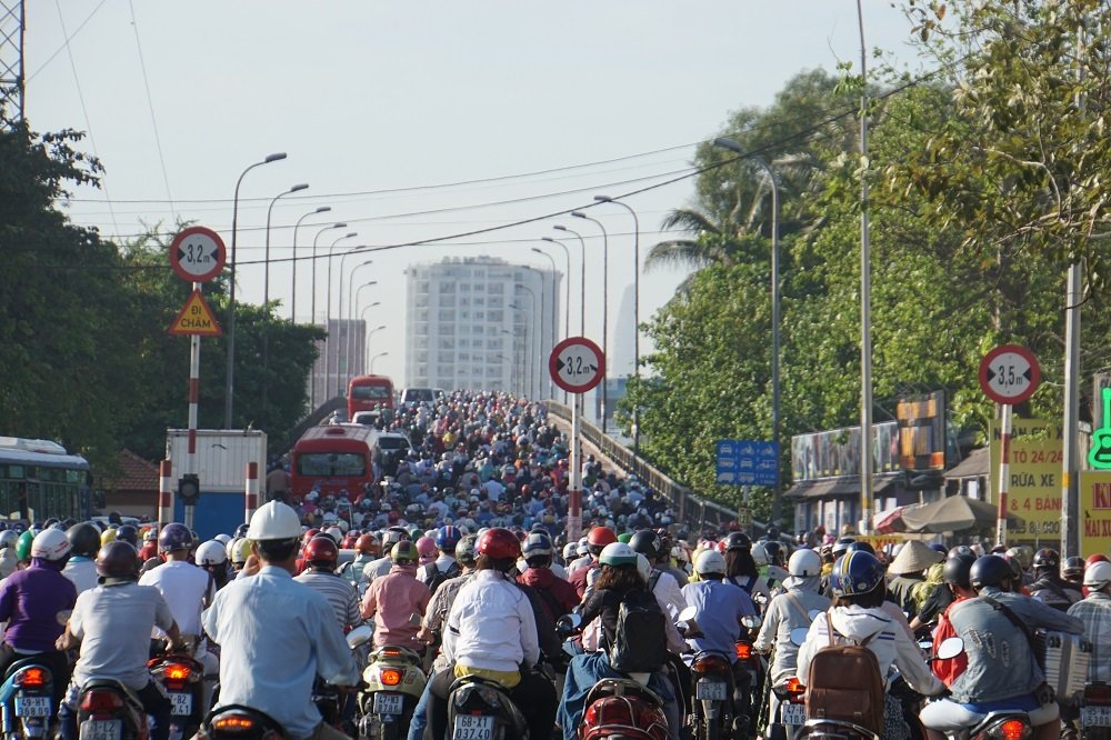 Nghìn người nghin nguoi chon chan do ket xe suot 3 gio o cua ngo sai gon