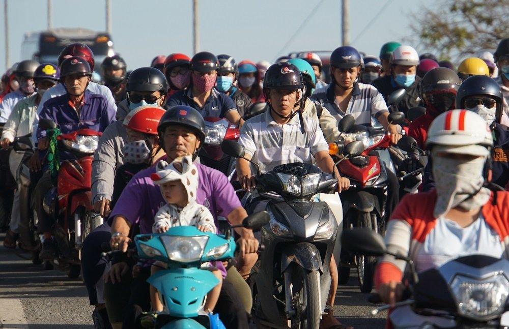 Nghìn người nghin nguoi chon chan do ket xe suot 3 gio o cua ngo sai gon
