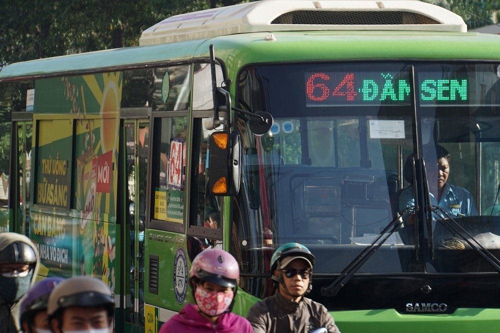 Nghìn người nghin nguoi chon chan do ket xe suot 3 gio o cua ngo sai gon