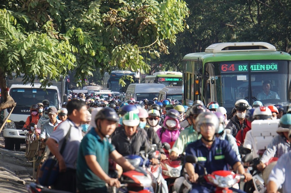 Nghìn người nghin nguoi chon chan do ket xe suot 3 gio o cua ngo sai gon
