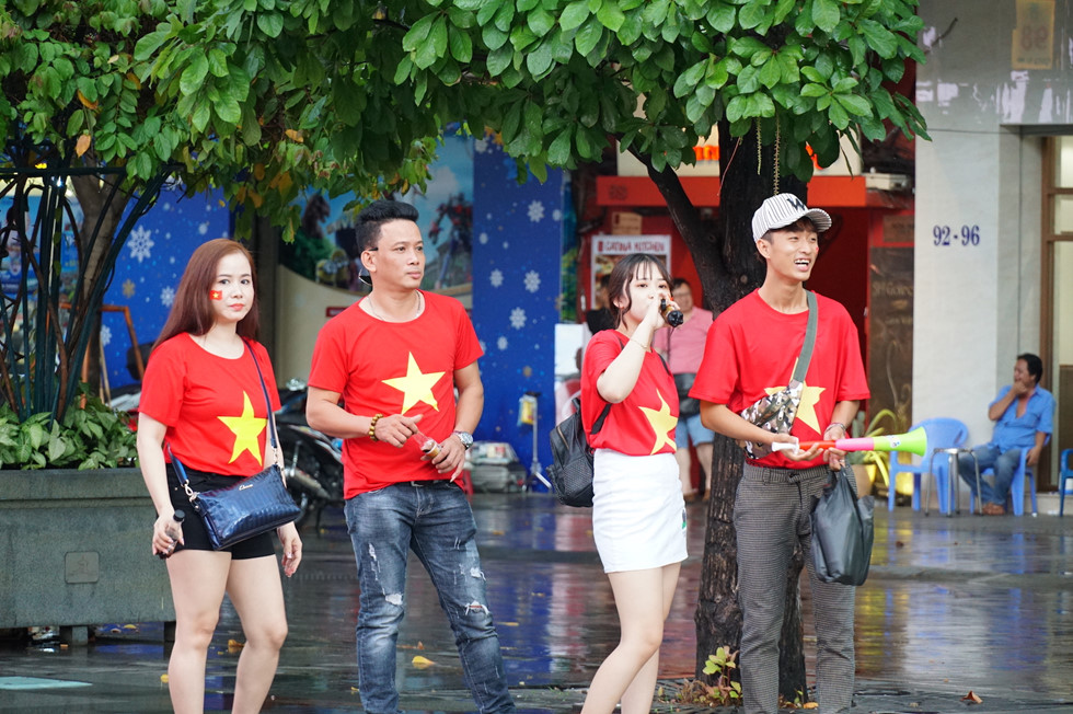 Người Sài Gòn mặc mưa ầm ầm vẫn tiến về phố đi bộ chờ Việt Nam thắng nguoi sai gon mac mua am am van tien ve pho di bo cho viet nam thang