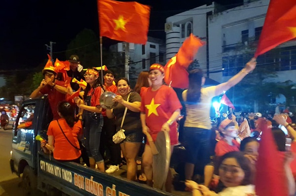 khong khi an mung viet nam vo dich aff cup 2018 tren khap neo duong cua to quoc
