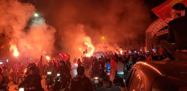 khong khi an mung viet nam vo dich aff cup 2018 tren khap neo duong cua to quoc