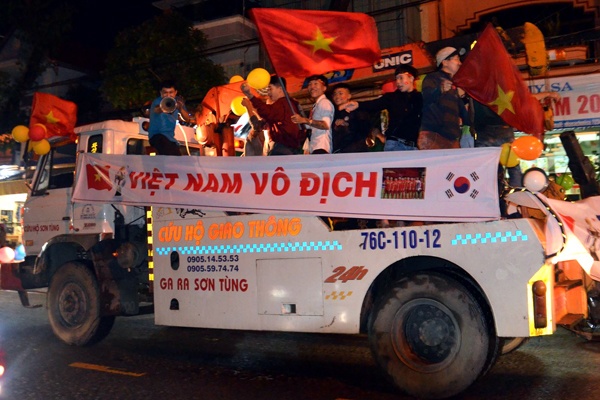khong khi an mung viet nam vo dich aff cup 2018 tren khap neo duong cua to quoc