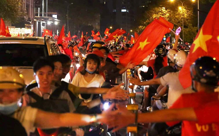 Chung kết AFF 2018: CSGT TP HCM khuyến cáo không quá khích, cởi đồ xuống đường chung ket aff 2018 csgt tp hcm khuyen cao khong qua khich coi do xuong duong