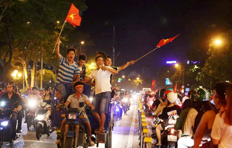 Chung kết AFF 2018: CSGT TP HCM khuyến cáo không quá khích, cởi đồ xuống đường chung ket aff 2018 csgt tp hcm khuyen cao khong qua khich coi do xuong duong