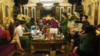 dinh chi cong tac co giao va nu ke toan bi bat qua tang tai tiec ma tuy trong quan karaoke
