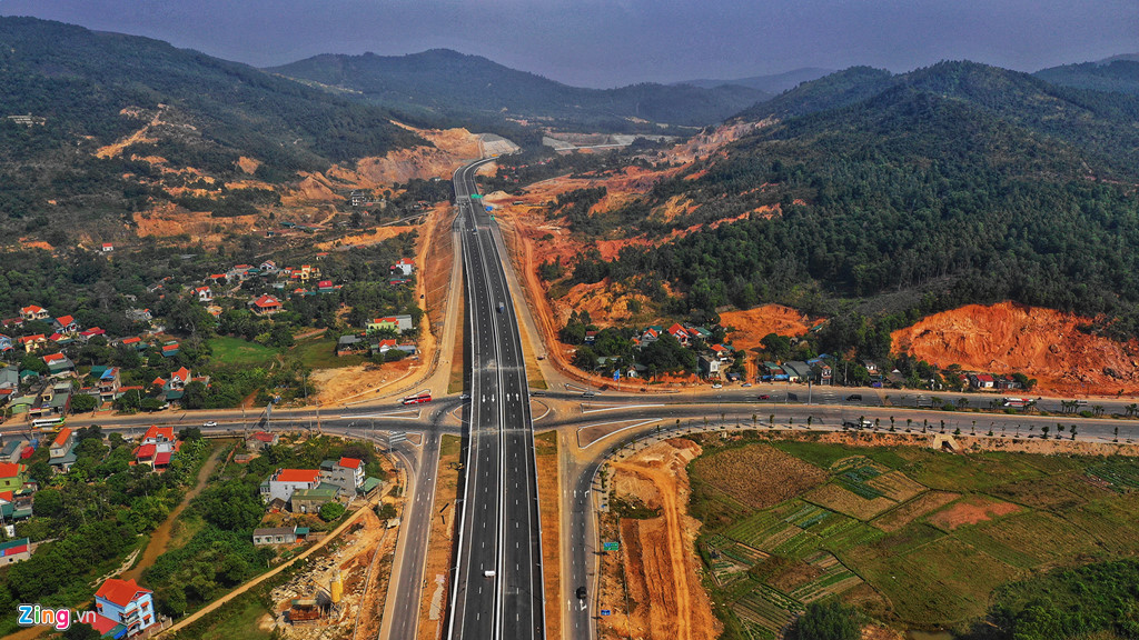 canh sac ky vi hai ben cao toc ha long van don sap thong xe
