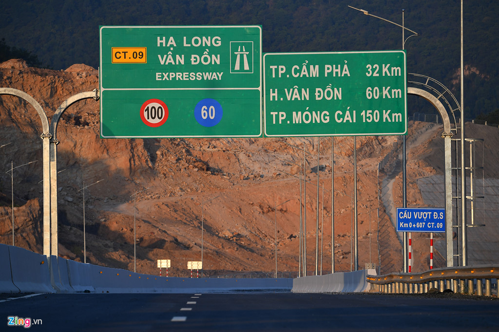 canh sac ky vi hai ben cao toc ha long van don sap thong xe