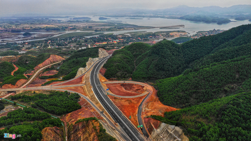 canh sac ky vi hai ben cao toc ha long van don sap thong xe