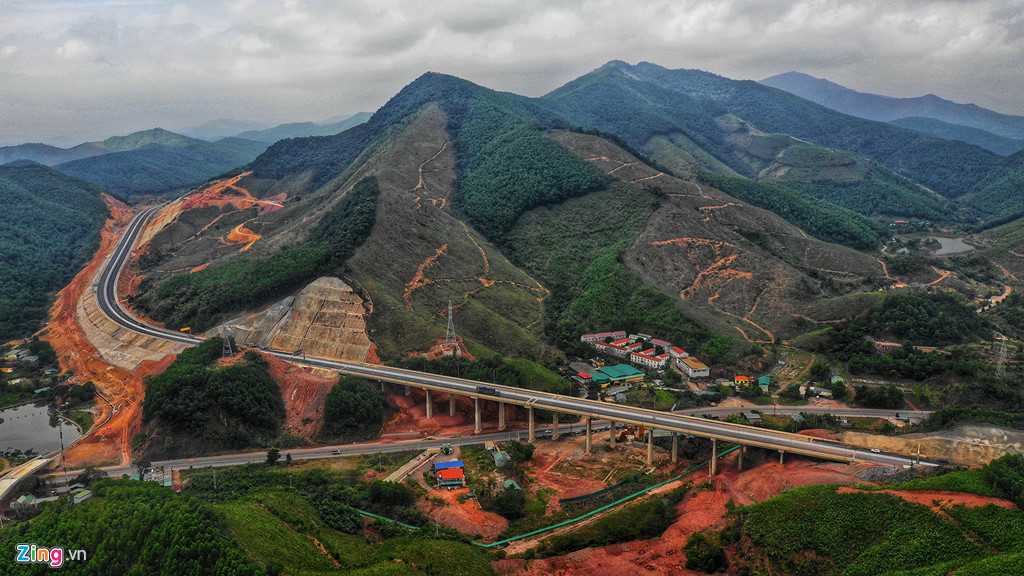 canh sac ky vi hai ben cao toc ha long van don sap thong xe