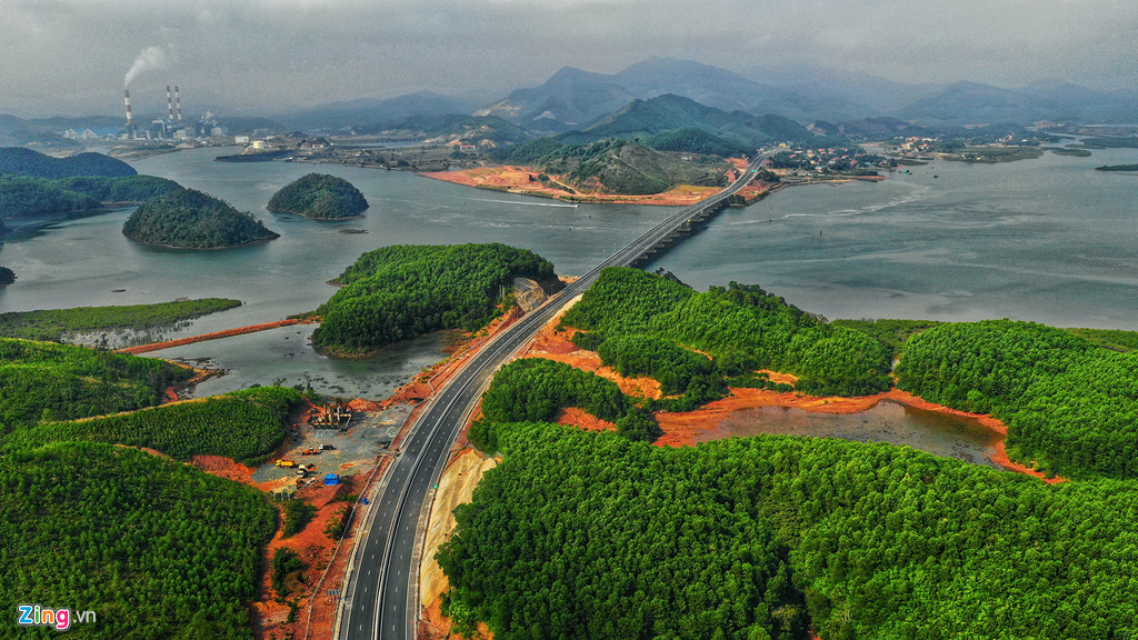 canh sac ky vi hai ben cao toc ha long van don sap thong xe