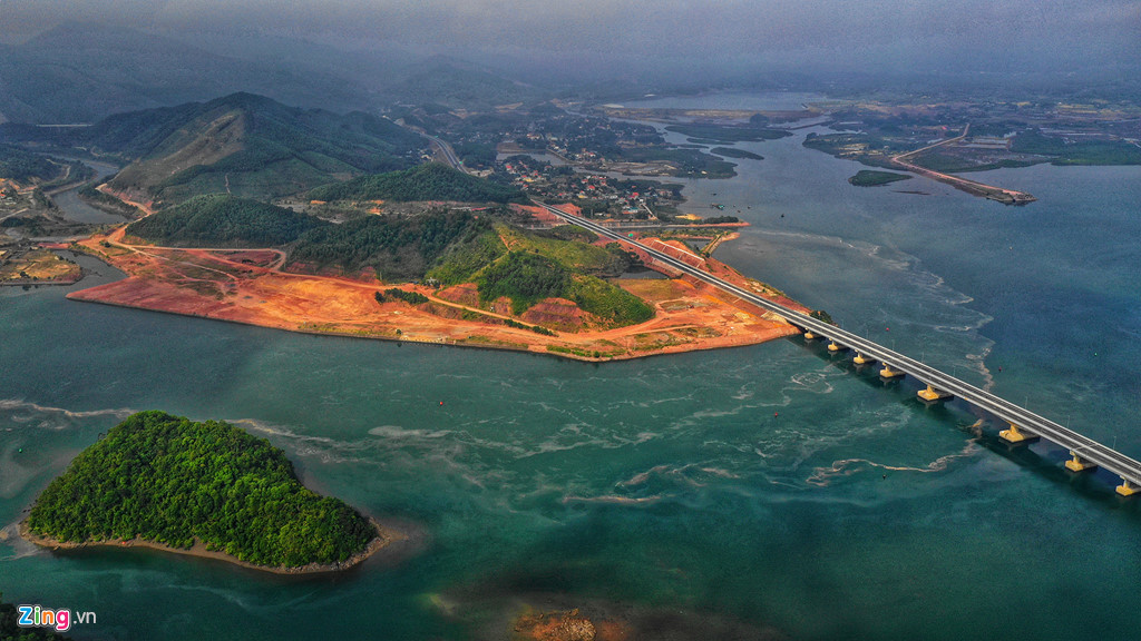 canh sac ky vi hai ben cao toc ha long van don sap thong xe