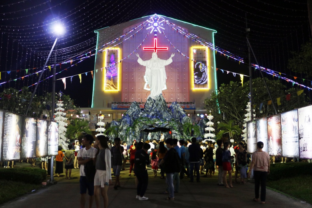 noel 2018 nhung nguoi tham gia thich thu voi tuyet roi trong le giang sinh tai sapa
